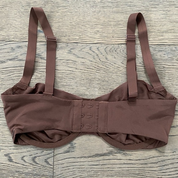 SKIMS No Show Molded Unlined Balconette Bra - Picture 2 of 6
